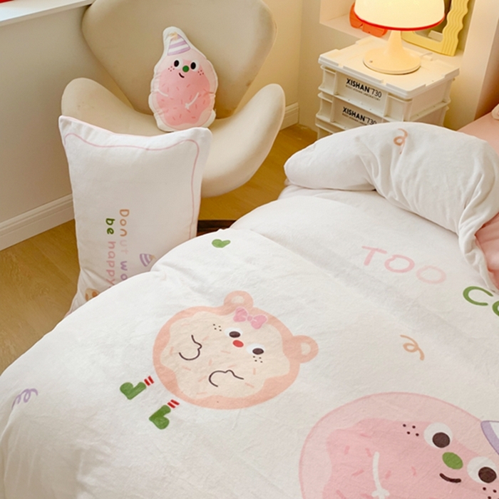 91家纺网 家纺一手货源 找家纺 澳萝拉2023新款大版数码牛奶绒五件套配送同款小抱枕 甜心奶酪