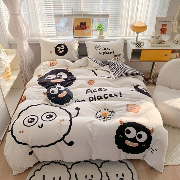 91家纺网 家纺一手货源 找家纺 澳萝拉2023新款大版数码牛奶绒五件套配送同款小抱枕 黑煤球