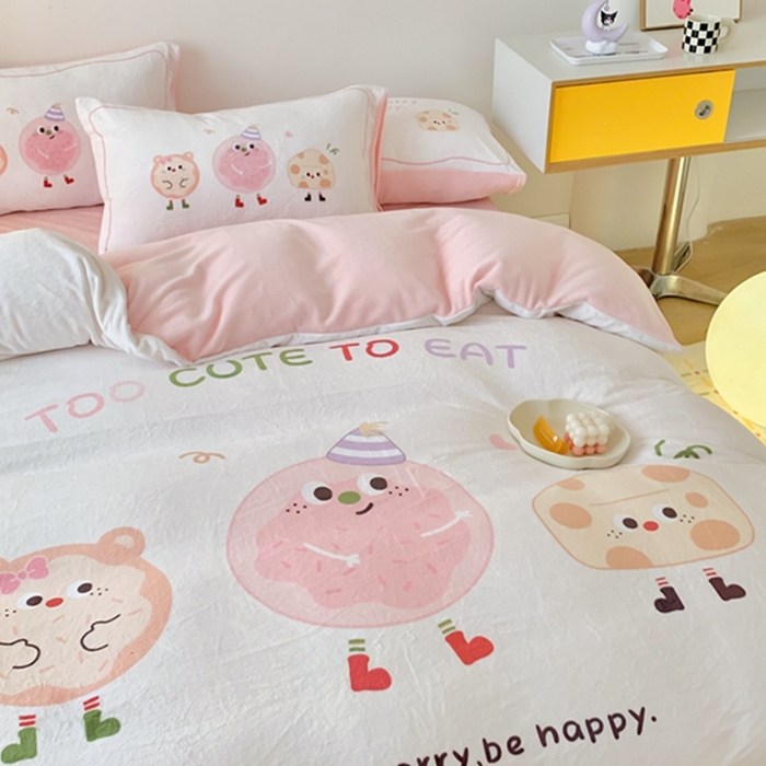 91家纺网 家纺一手货源 找家纺 澳萝拉2023新款大版数码牛奶绒五件套配送同款小抱枕 甜心奶酪