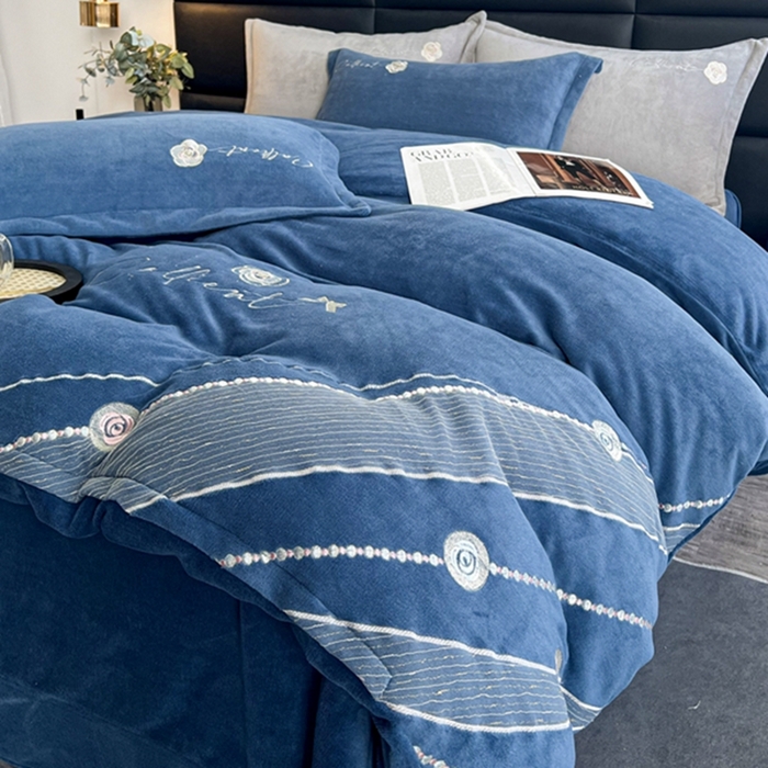 91家纺网 家纺一手货源 找家纺 丝涟家居 2023牛奶绒绣花四件套-山茶花 蓝色