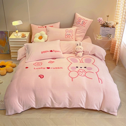 91家纺网 家纺一手货源 找家纺 （总）懒猫家纺 2024新款牛奶绒毛巾绣四件套