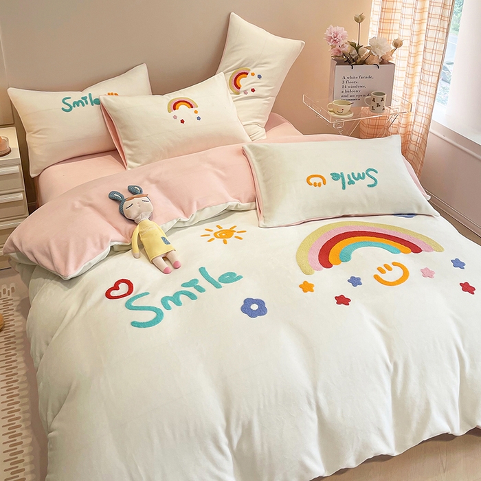 91家纺网 家纺一手货源 找家纺 懒猫家纺 2024新款牛奶绒毛巾绣四件套 彩虹