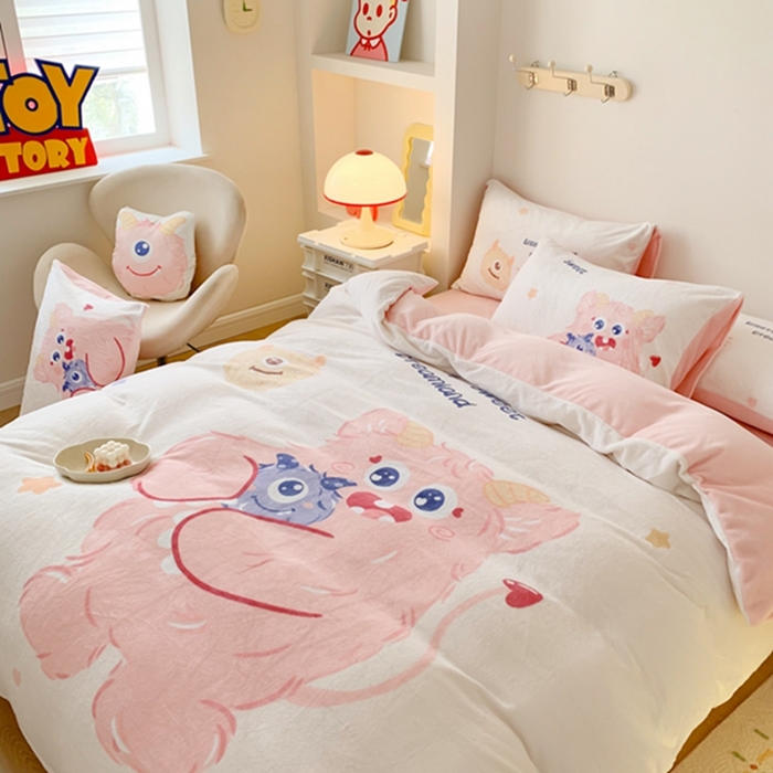 91家纺网 家纺一手货源 找家纺 澳萝拉2023新款大版数码牛奶绒五件套配送同款小抱枕 抱抱小怪兽