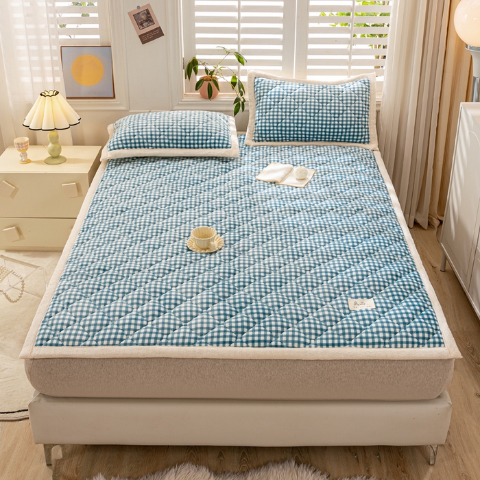 91家纺网 家纺一手货源 找家纺 慕木家纺 2025新款A类牛奶绒纯色印花加厚保暖床垫护垫床褥子 蓝小格