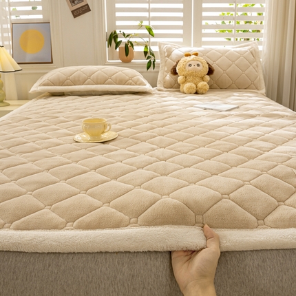 91家纺网 家纺一手货源 找家纺 （总）慕木家纺 2025新款A类牛奶绒纯色印花加厚保暖床垫护垫床褥子（可供跨境外贸抽空爆款首选）