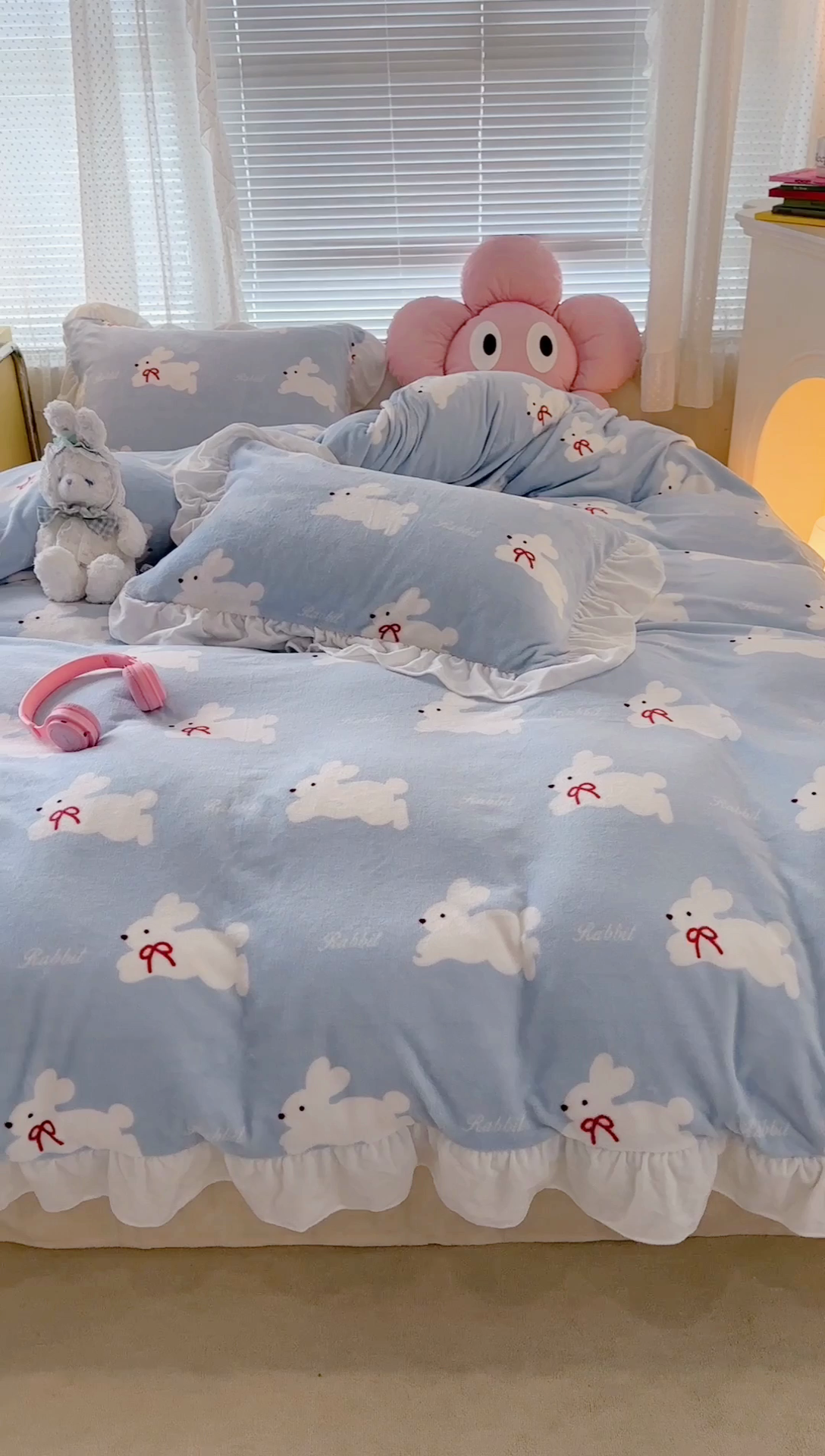 91家纺网 家纺一手货源 找家纺 昔可家纺 2023新款花边款牛奶绒四件套 丝带小兔蓝