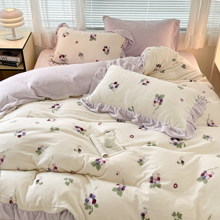 91家纺网 家纺一手货源 找家纺 昔可家纺 2023新款花边款牛奶绒四件套 紫色葡萄