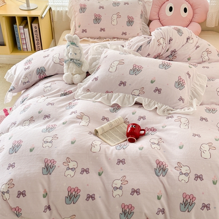 91家纺网 家纺一手货源 找家纺 昔可家纺 2023新款花边款牛奶绒四件套 萌萌粉底郁金香兔