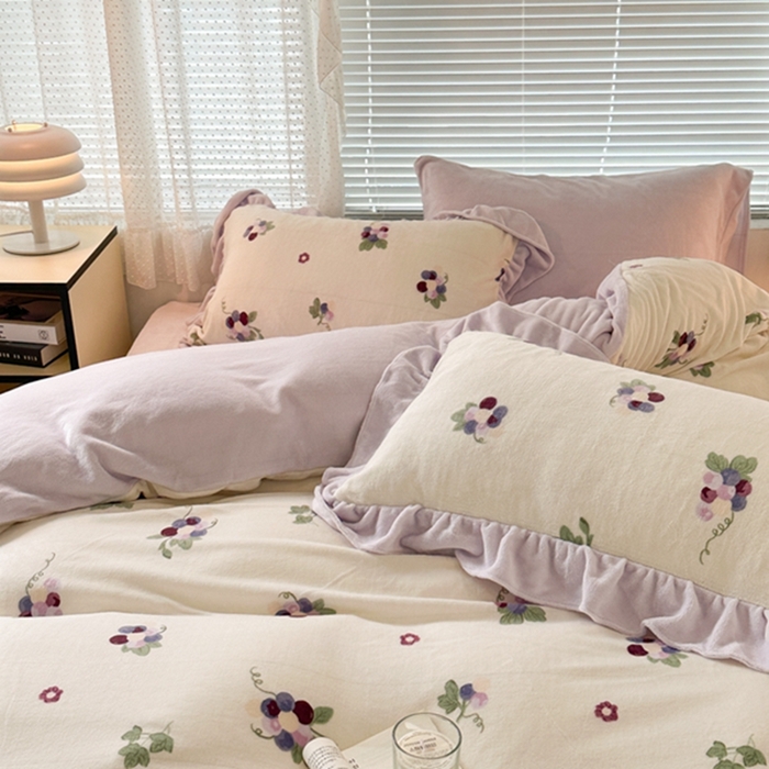 91家纺网 家纺一手货源 找家纺 昔可家纺 2023新款花边款牛奶绒四件套 紫色葡萄