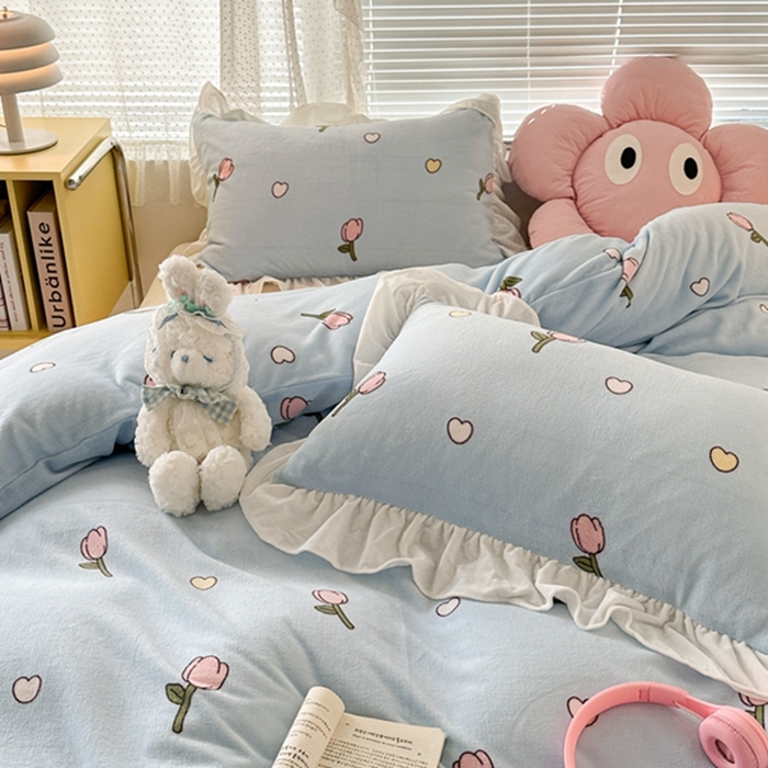 91家纺网 家纺一手货源 找家纺 昔可家纺 2023新款花边款牛奶绒四件套 奶蓝爱心郁金香