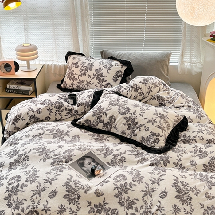 91家纺网 家纺一手货源 找家纺 昔可家纺 2023新款花边款牛奶绒四件套 法式茶歇黑