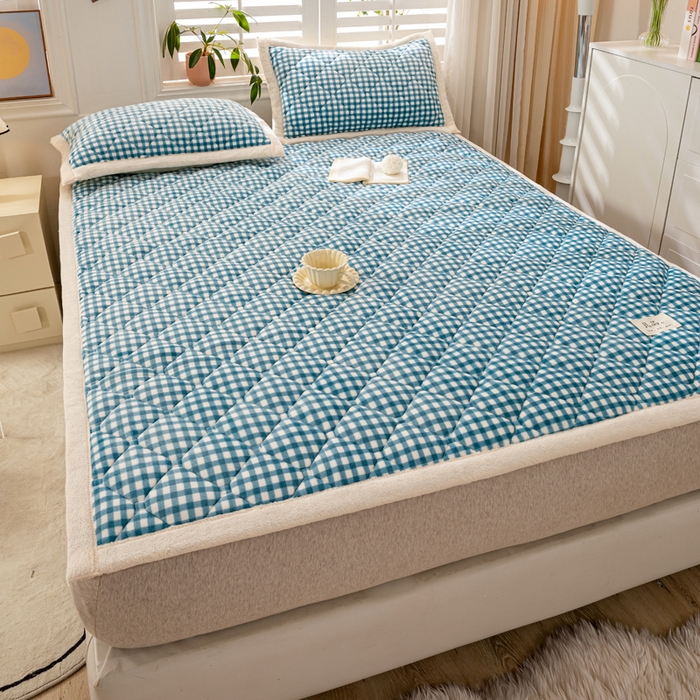 91家纺网 家纺一手货源 找家纺 慕木家纺 2025新款A类牛奶绒纯色印花加厚保暖床垫护垫床褥子 蓝小格