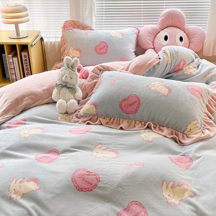 91家纺网 家纺一手货源 找家纺 昔可家纺 2023新款花边款牛奶绒四件套 萝莉爱心兔