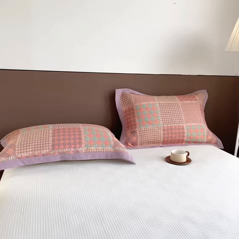 91家纺网 家纺一手货源 找家纺 棠薇家纺-毛巾被 2023新款60支细纱全棉枕巾三层纱夹棉枕巾 艾克粉枕巾