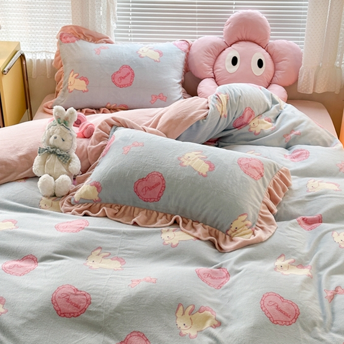 91家纺网 家纺一手货源 找家纺 昔可家纺 2023新款花边款牛奶绒四件套 萝莉爱心兔