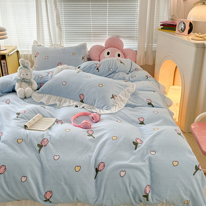 91家纺网 家纺一手货源 找家纺 昔可家纺 2023新款花边款牛奶绒四件套 奶蓝爱心郁金香