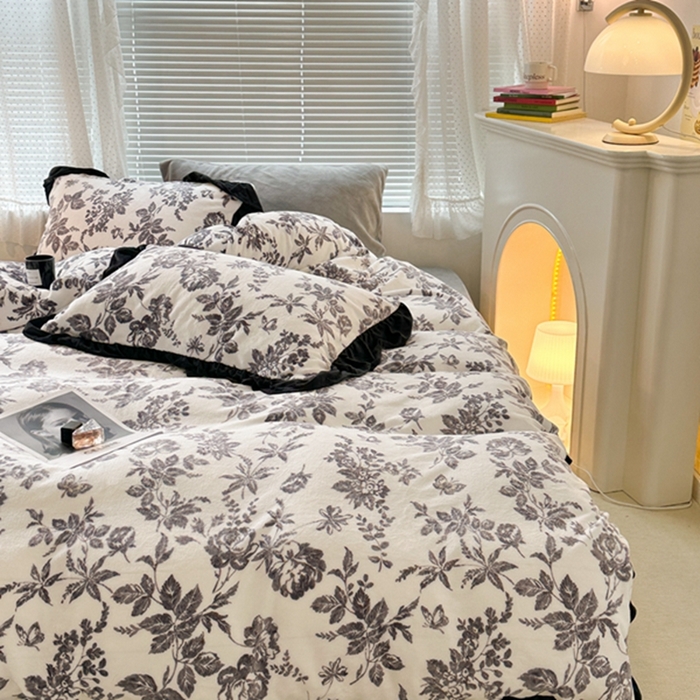 91家纺网 家纺一手货源 找家纺 昔可家纺 2023新款花边款牛奶绒四件套 法式茶歇黑