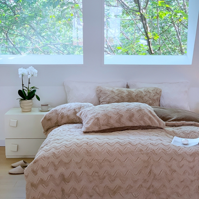 91家纺网 家纺一手货源 找家纺 昔可家纺 2023兔兔绒四件套 咖色波纹