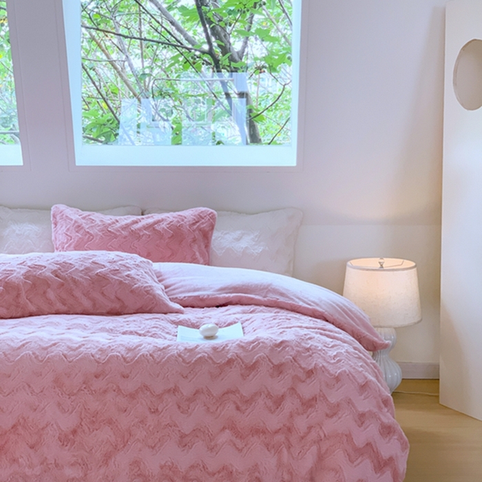 91家纺网 家纺一手货源 找家纺 昔可家纺 2023兔兔绒四件套 粉波纹