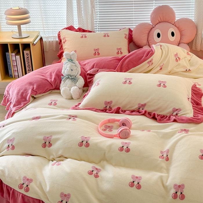 91家纺网 家纺一手货源 找家纺 昔可家纺 2023新款花边款牛奶绒四件套 一口樱桃