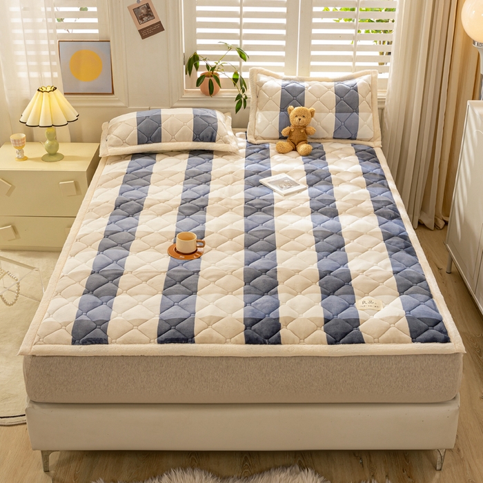 91家纺网 家纺一手货源 找家纺 慕木家纺 2025新款A类牛奶绒纯色印花加厚保暖床垫护垫床褥子 蓝大格