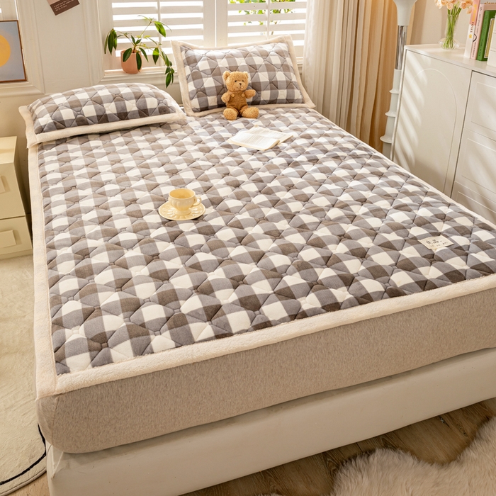 91家纺网 家纺一手货源 找家纺 慕木家纺 2025新款A类牛奶绒纯色印花加厚保暖床垫护垫床褥子 灰小格