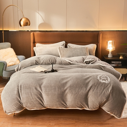 91家纺网 家纺一手货源 找家纺 吾诺家居 2023新款秋冬保暖二合一可拆洗冬被被子被芯-贝贝绒 贝贝浅灰