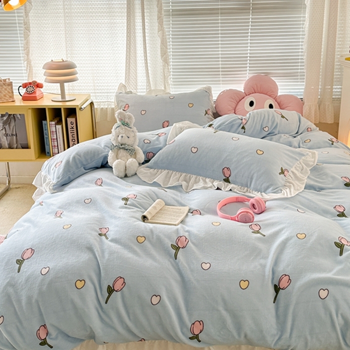 91家纺网 家纺一手货源 找家纺 昔可家纺 2023新款花边款牛奶绒四件套 奶蓝爱心郁金香