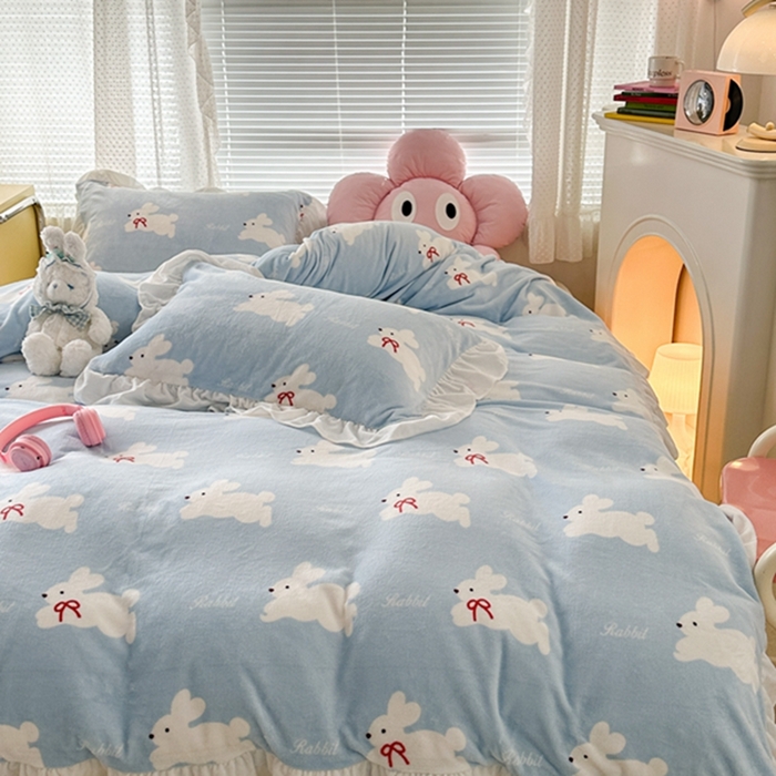 91家纺网 家纺一手货源 找家纺 昔可家纺 2023新款花边款牛奶绒四件套 丝带小兔蓝