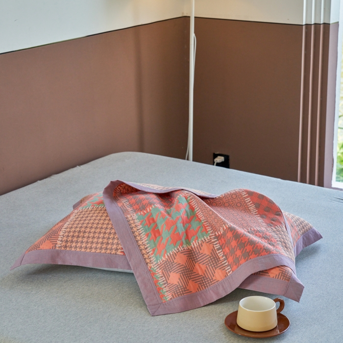 91家纺网 家纺一手货源 找家纺 棠薇家纺-毛巾被 2023新款60支细纱全棉枕巾三层纱夹棉枕巾 艾克粉枕巾