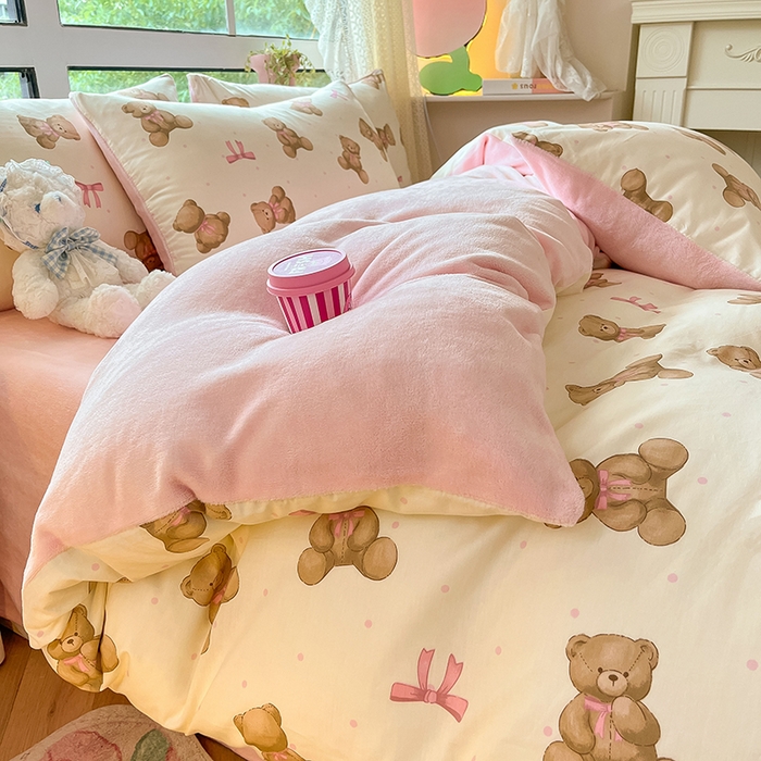 91家纺网 家纺一手货源 找家纺 麦伦家居 2023秋冬新品多功能床品全棉加牛奶绒四件套 蝴蝶结小熊