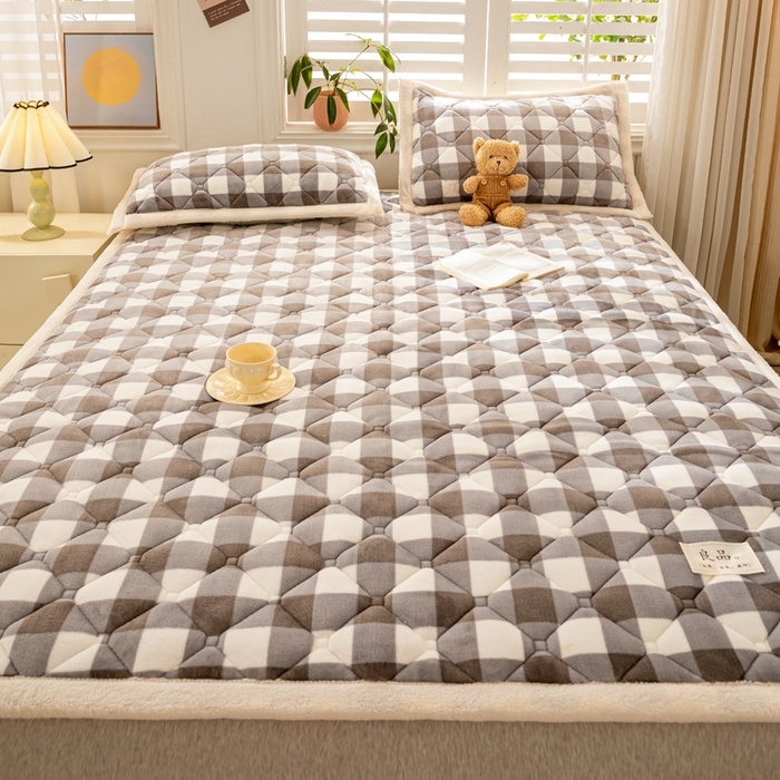 91家纺网 家纺一手货源 找家纺 慕木家纺 2025新款A类牛奶绒纯色印花加厚保暖床垫护垫床褥子 灰小格