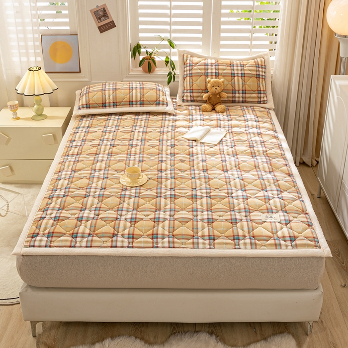 91家纺网 家纺一手货源 找家纺 慕木家纺 2025新款A类牛奶绒纯色印花加厚保暖床垫护垫床褥子 黄蓝格