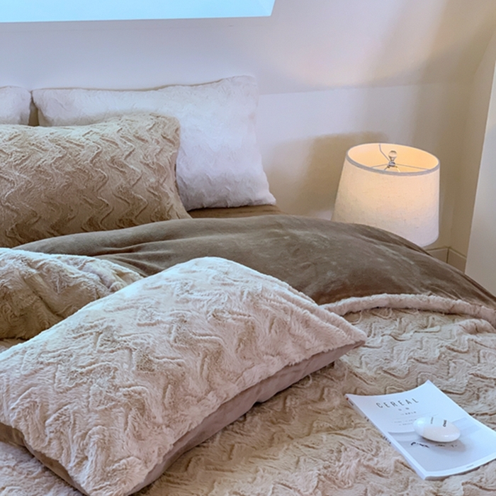 91家纺网 家纺一手货源 找家纺 昔可家纺 2023兔兔绒四件套 咖色波纹