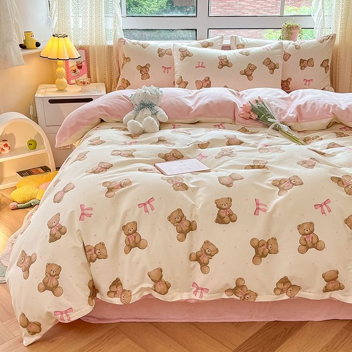 91家纺网 家纺一手货源 找家纺 麦伦家居 2023秋冬新品多功能床品全棉加牛奶绒四件套 蝴蝶结小熊