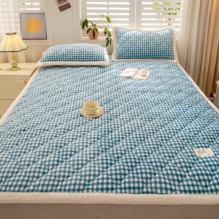 91家纺网 家纺一手货源 找家纺 慕木家纺 2025新款A类牛奶绒纯色印花加厚保暖床垫护垫床褥子 蓝小格