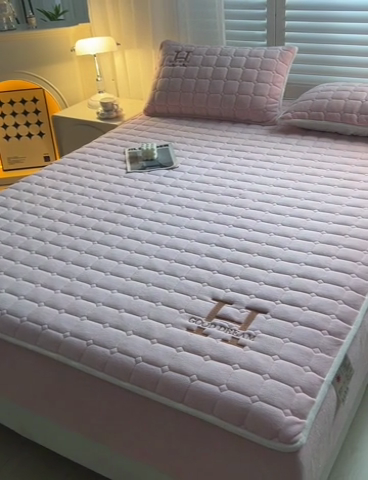 91家纺网 家纺一手货源 找家纺 X猫先生床笠 2024冬季新款A类高克重牛奶绒加绒加厚大豆抗菌刺绣夹棉床笠床罩席梦思床垫套保护罩爱玛H格系列 H格牛奶绒-蜜粉