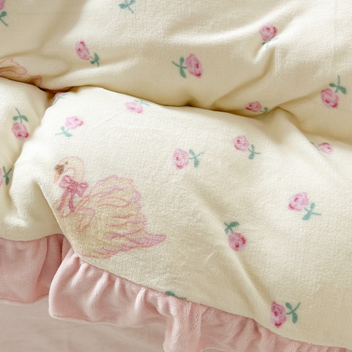 91家纺网 家纺一手货源 找家纺 昔可家纺 2023新款花边款牛奶绒四件套 天鹅玫瑰