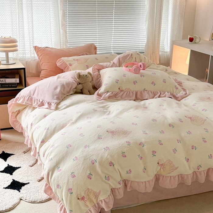 91家纺网 家纺一手货源 找家纺 昔可家纺 2023新款花边款牛奶绒四件套 天鹅玫瑰