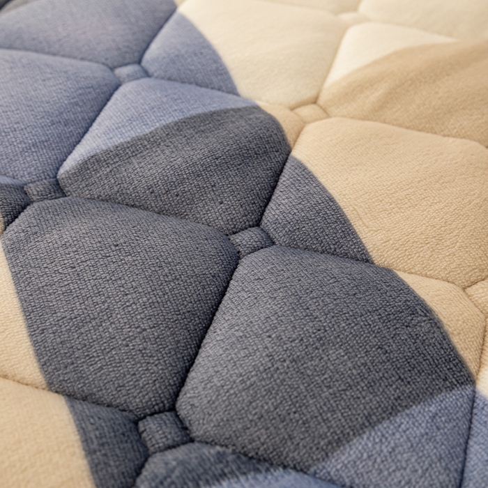 91家纺网 家纺一手货源 找家纺 慕木家纺 2025新款A类牛奶绒纯色印花加厚保暖床垫护垫床褥子 蓝大格