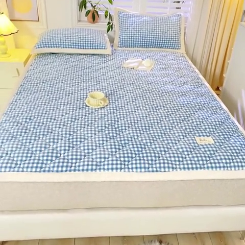 91家纺网 家纺一手货源 找家纺 慕木家纺 2025新款A类牛奶绒纯色印花加厚保暖床垫护垫床褥子 蓝小格