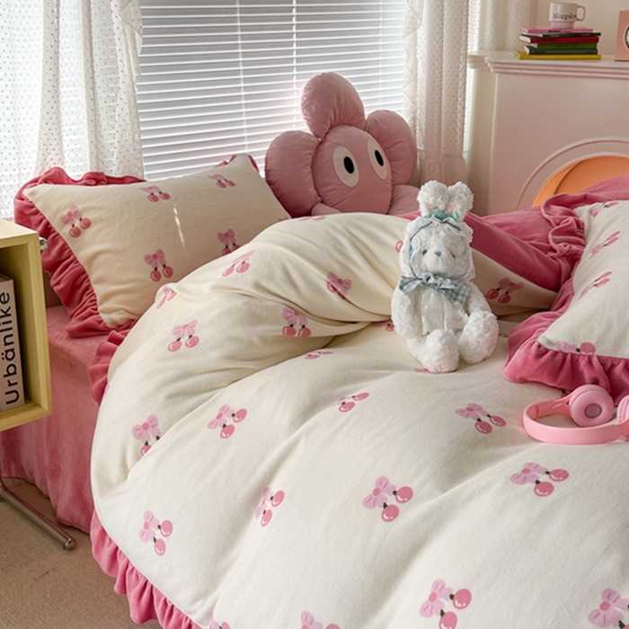 91家纺网 家纺一手货源 找家纺 昔可家纺 2023新款花边款牛奶绒四件套 一口樱桃