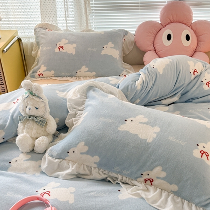 91家纺网 家纺一手货源 找家纺 昔可家纺 2023新款花边款牛奶绒四件套 丝带小兔蓝