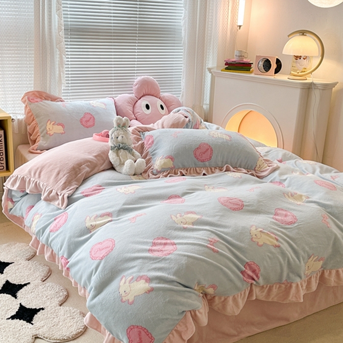 91家纺网 家纺一手货源 找家纺 昔可家纺 2023新款花边款牛奶绒四件套 萝莉爱心兔