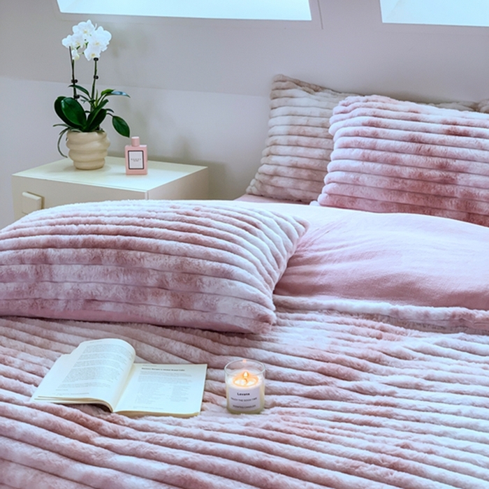 91家纺网 家纺一手货源 找家纺 昔可家纺 2023兔兔绒四件套 粉色扎染