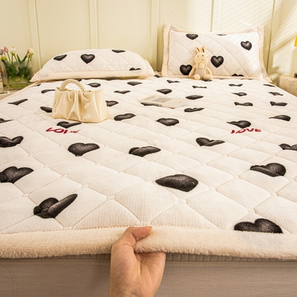 91家纺网 家纺一手货源 找家纺 慕木家纺 2025新款A类牛奶绒纯色印花加厚保暖床垫护垫床褥子 比心