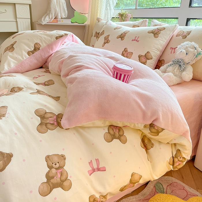 91家纺网 家纺一手货源 找家纺 麦伦家居 2023秋冬新品多功能床品全棉加牛奶绒四件套 蝴蝶结小熊