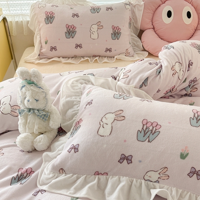 91家纺网 家纺一手货源 找家纺 昔可家纺 2023新款花边款牛奶绒四件套 萌萌粉底郁金香兔