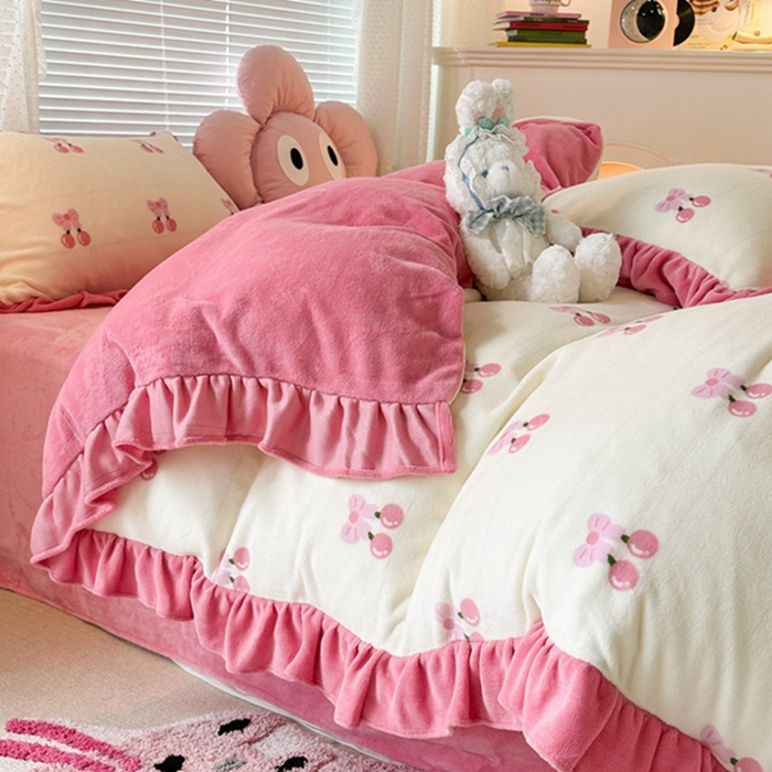 91家纺网 家纺一手货源 找家纺 昔可家纺 2023新款花边款牛奶绒四件套 一口樱桃