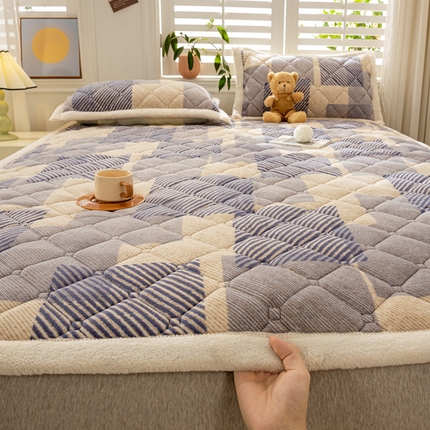 91家纺网 家纺一手货源 找家纺 （总）慕木家纺 2025新款A类牛奶绒纯色印花加厚保暖床垫护垫床褥子（可供跨境外贸抽空爆款首选）